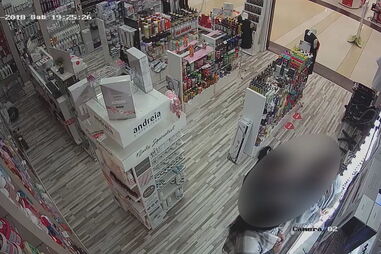 Mulheres filmadas a roubar em loja junto a funcionária