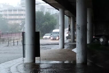 Rotunda das Bolas, em Massamá, ficou praticamente submersa