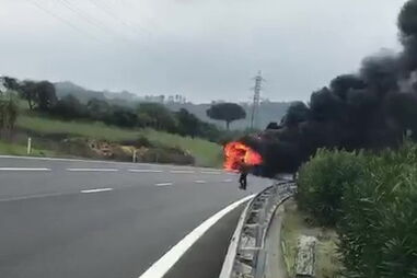 Autocarro incendeia-se na A8 em Mafra e corta via no sentido Norte-Sul