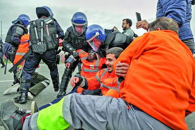 Unidade Especial da PSP tirou estivadores ‘em peso’ do bloqueio