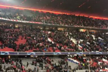 Adeptos do Benfica despediram-se dos jogadores com vaias, insultos e pedidos de demissão