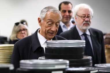 Marcelo Rebelo de Sousa na visita ao arquivo da Cinemateca, em Bucelas