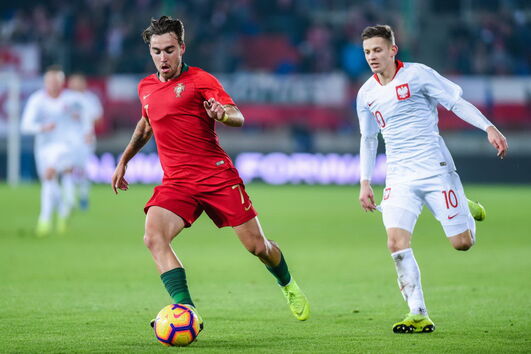Seleção portuguesa de sub-21 a jogar contra a Polónia