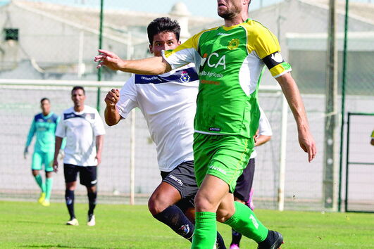 Sustelo (Messinense) controla a bola, perante o olhar de Zé Afonso (Lagoa)  