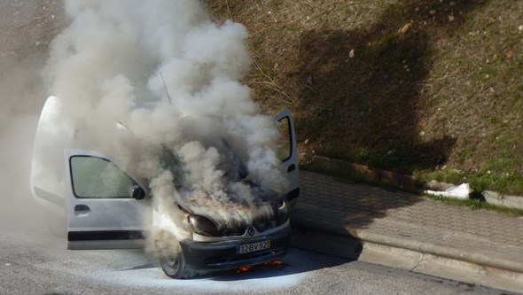 Leitor partilha imagens de um carro a arder na Segunda Circular em Lisboa