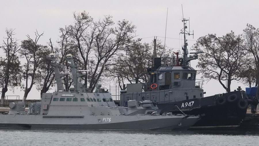 Navios ucranianos estão apresados no porto de Kerch, no leste da Crimeia