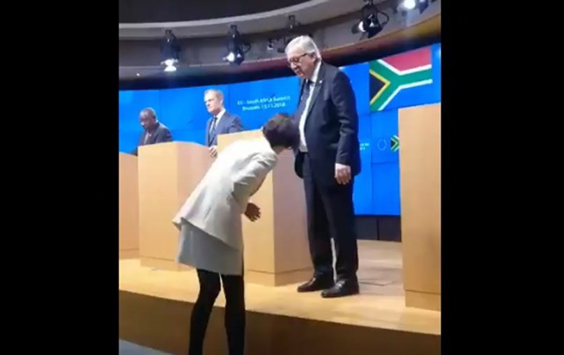 Juncker abandona conferência de imprensa por ter um sapato de cada cor