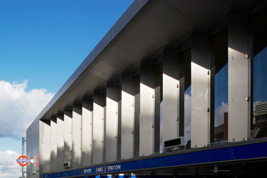 Estação de metro de Londres evacuada por suspeitas de bomba da Segunda Guerra Mundial