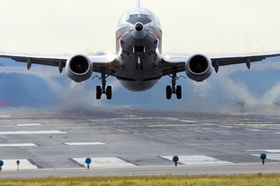Adormece bêbado em porão de avião e faz viagem de uma hora