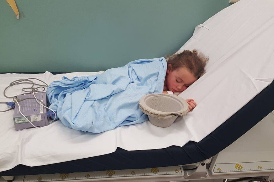 Mãe partilha imagem da filha de seis anos hospitalizada devido ao bullying