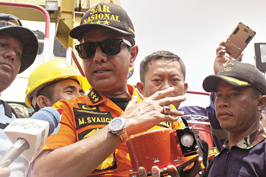 O líder da Agência Nacional de Buscas mostrou a caixa negra já recuperada   