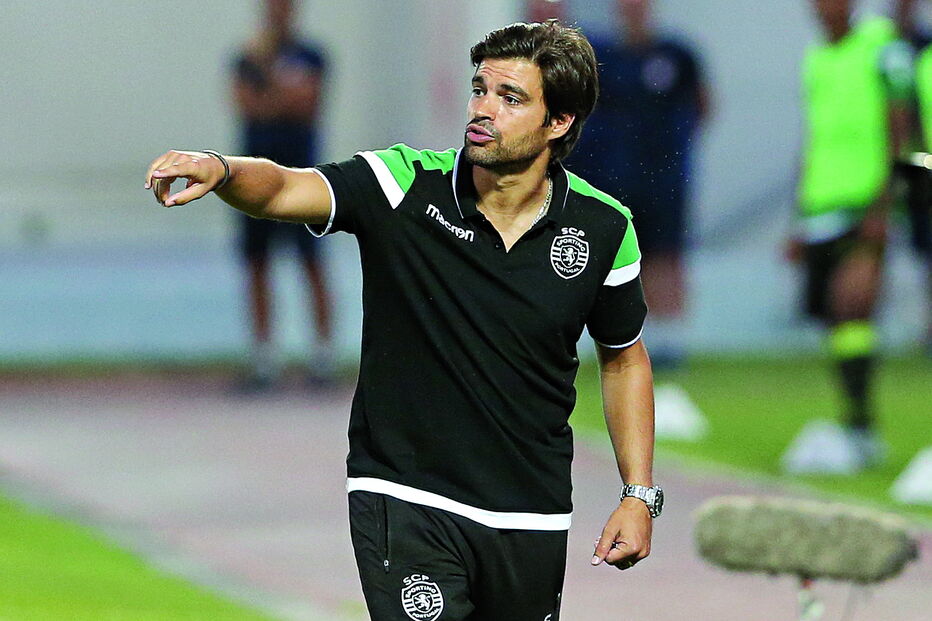 Tiago Fernandes é o treinador interino da equipa de futebol do Sporting, após o despedimento de José Peseiro, de quem era adjunto