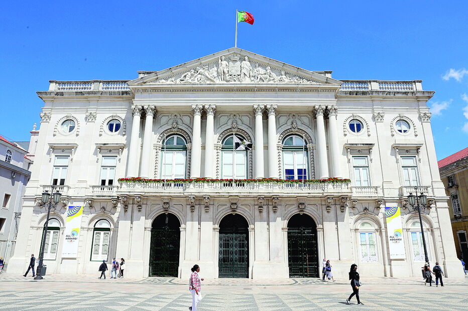 Câmara Municipal de Lisboa aprovou orçamento com os votos do PS e BE e oposição do CDS-PP, PSD e PCP 
