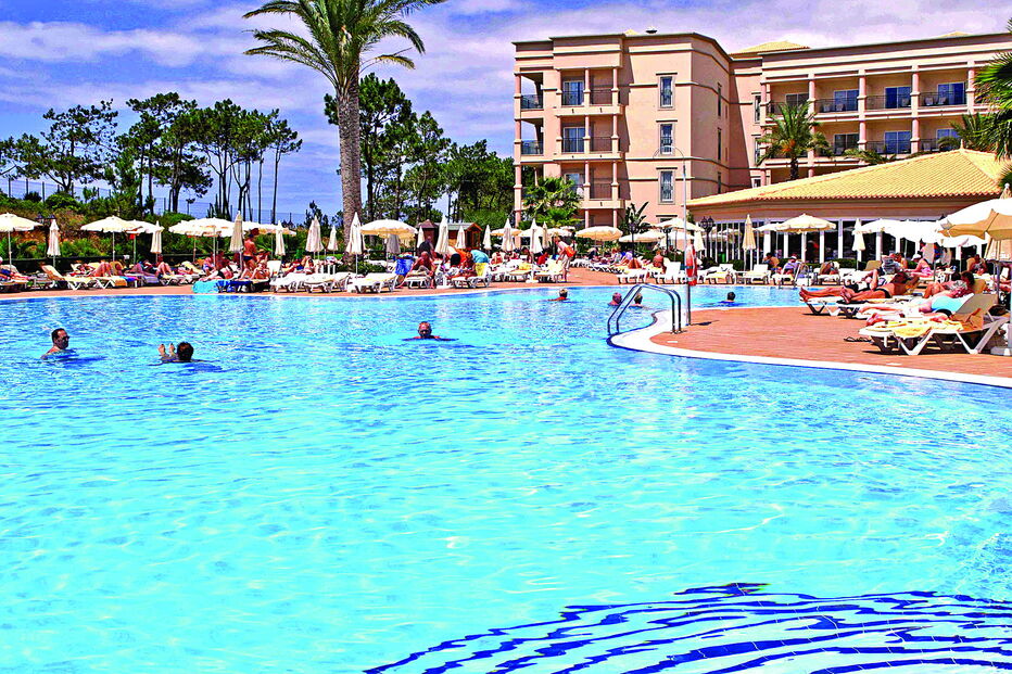 O Hotel Riu de quatro estrelas, composto por 350 quartos e várias piscinas, em Albufeira, é um dos resort mais procurados pelos turistas na região do Algarve