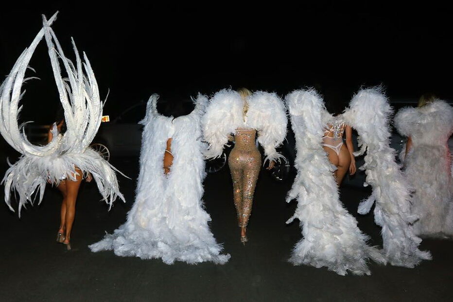 Irmãs brilham com peças sensuais e recriam desfile da Victoria’s Secret