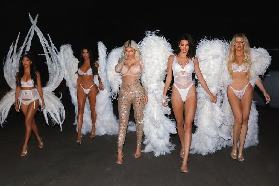 Irmãs brilham com peças sensuais e recriam desfile da Victoria’s Secret