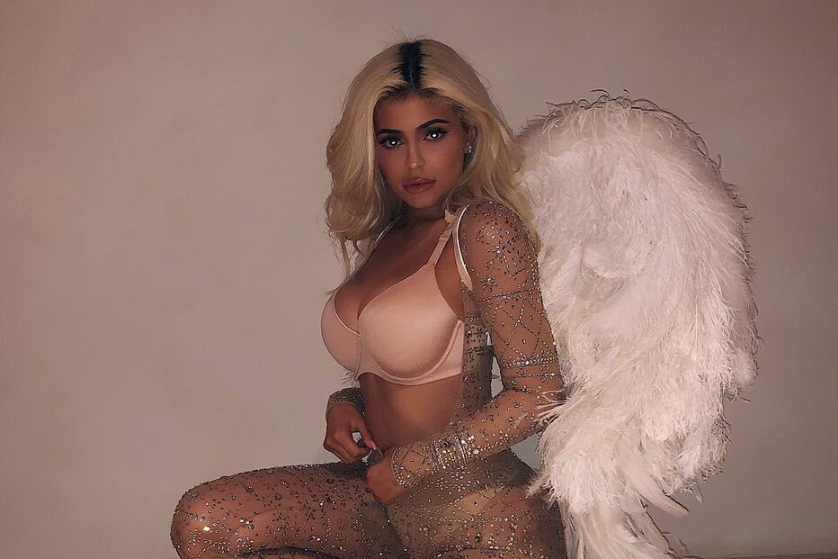 Irmãs brilham com peças sensuais e recriam desfile da Victoria’s Secret