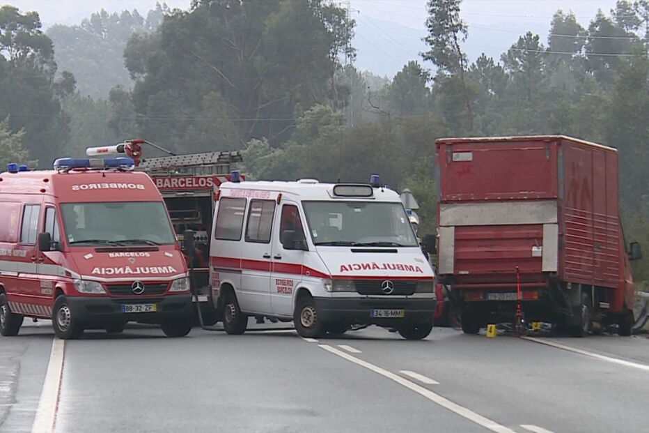 Morre carbonizado após colisão frontal em Barcelos