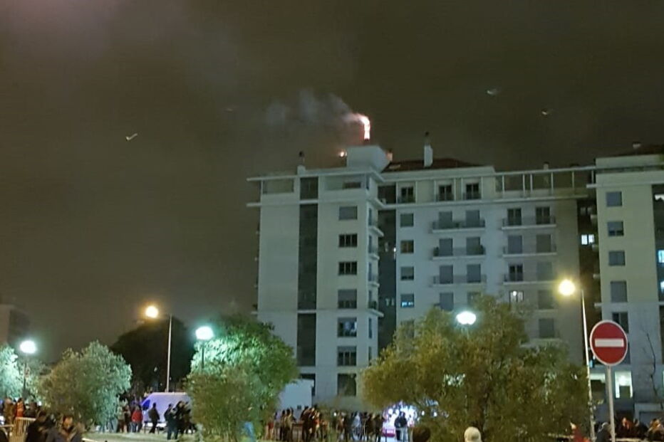 Fogo em prédio junto ao Estádio da Luz