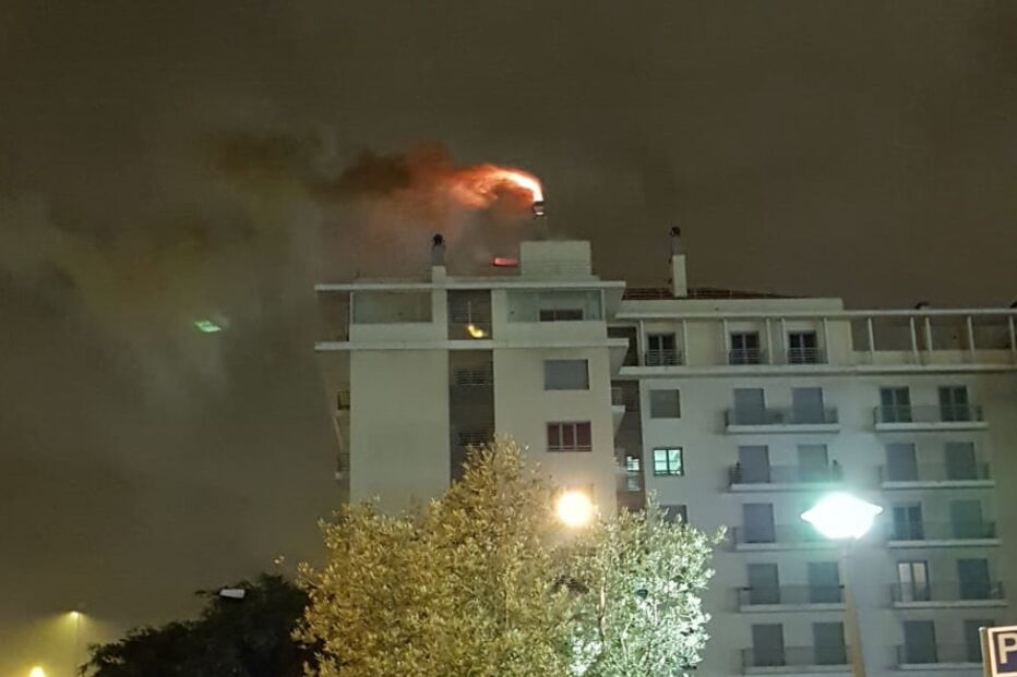 Fogo em prédio junto ao Estádio da Luz