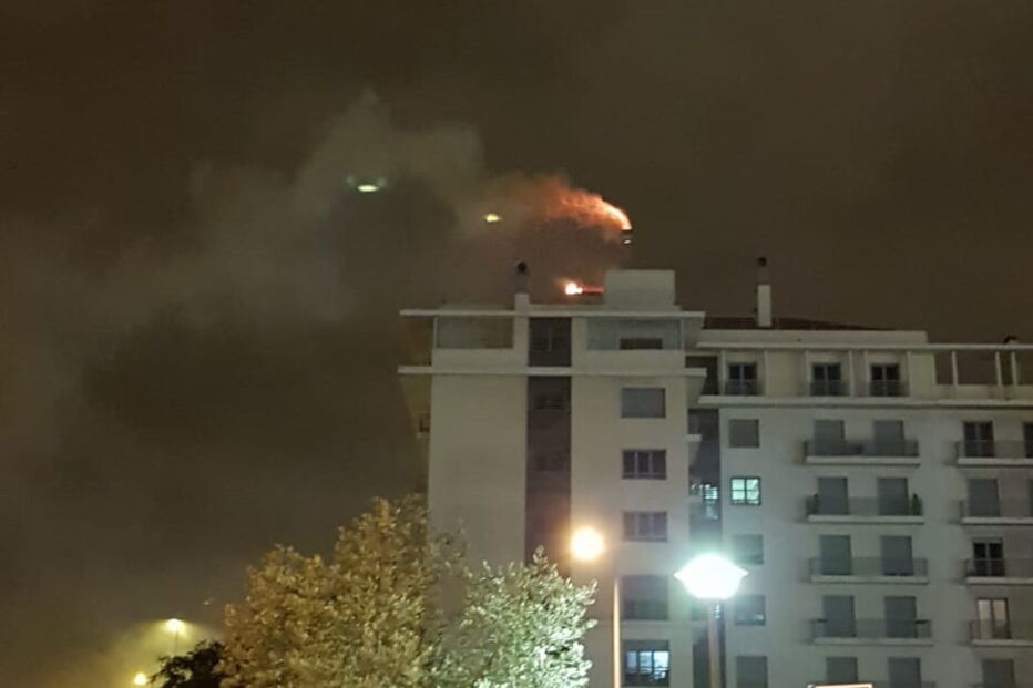 Fogo em prédio junto ao Estádio da Luz