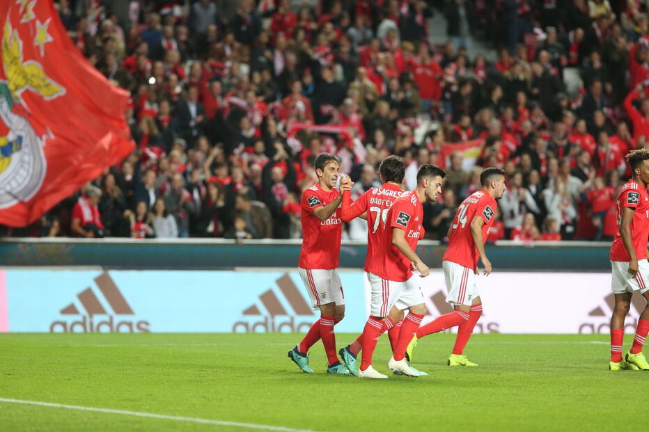 Jogadores do Benfica celebram golo marcado ao Moreirense