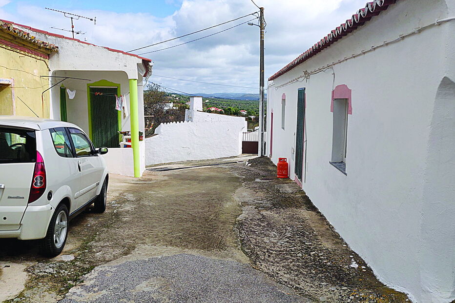 Veículo estaria mal travado e começou a descair neste local 