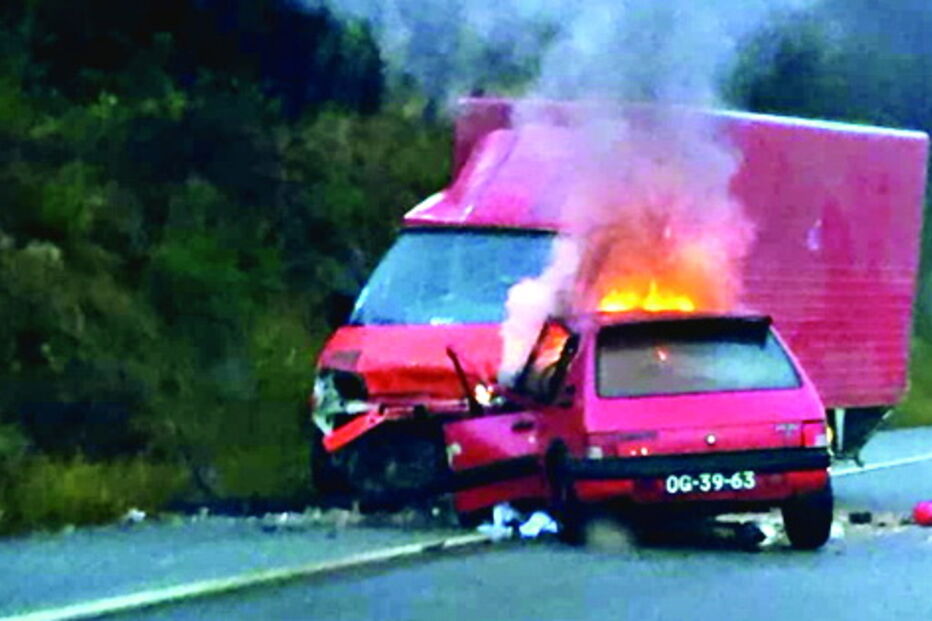 Carro conduzido pelo jovem chocou com o camião e incendiou-se