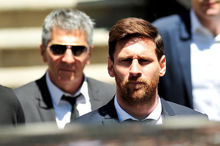 Messi com o pai, Jorge Horacio, quando ambos foram julgdos por fraude fiscal em Espanha