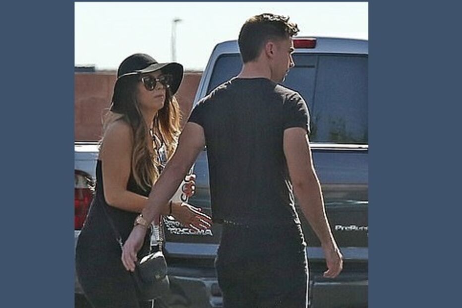 Kathryn Mayorga fotografada em Las Vegas na companhia de um homem