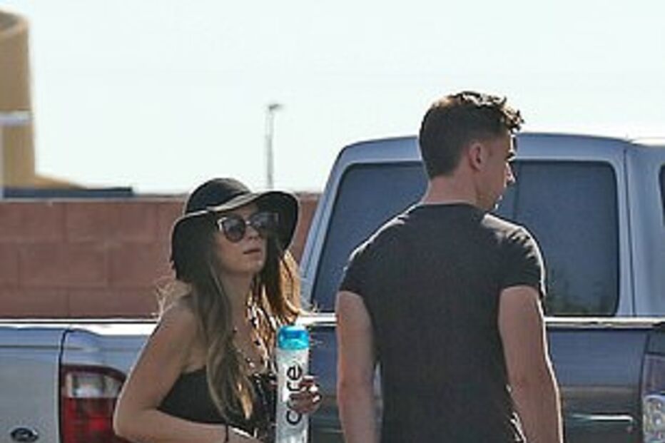 Kathryn Mayorga fotografada em Las Vegas na companhia de um homem