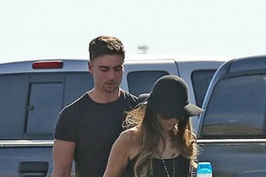 Kathryn Mayorga fotografada em Las Vegas na companhia de um homem