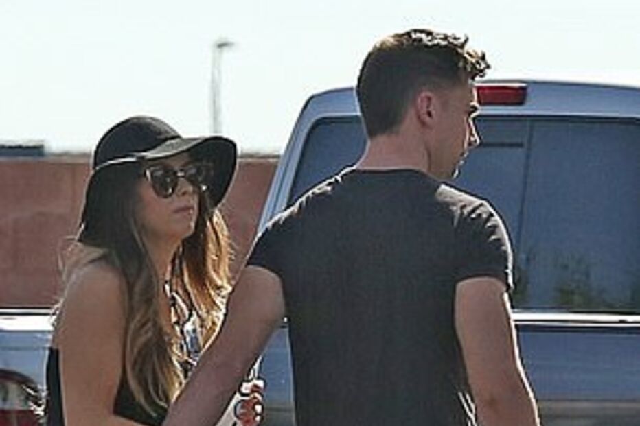 Kathryn Mayorga fotografada em Las Vegas na companhia de um homem