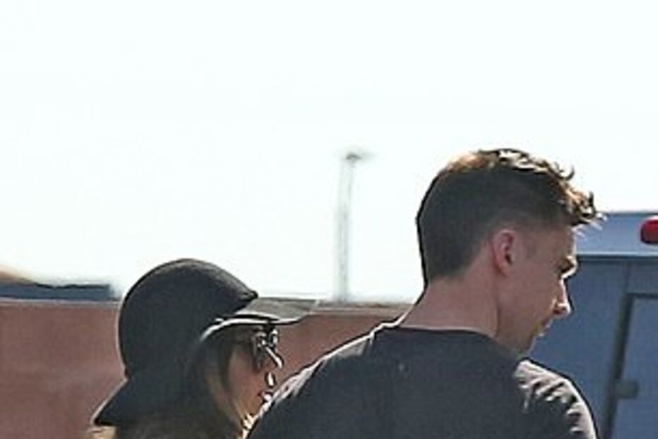 Kathryn Mayorga fotografada em Las Vegas na companhia de um homem