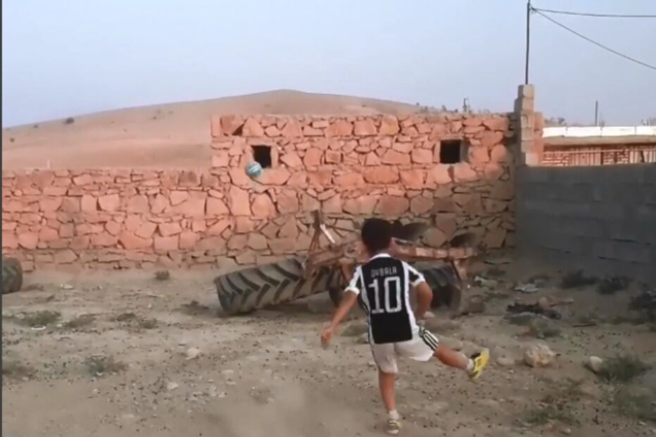Dybala procura menino iraniano