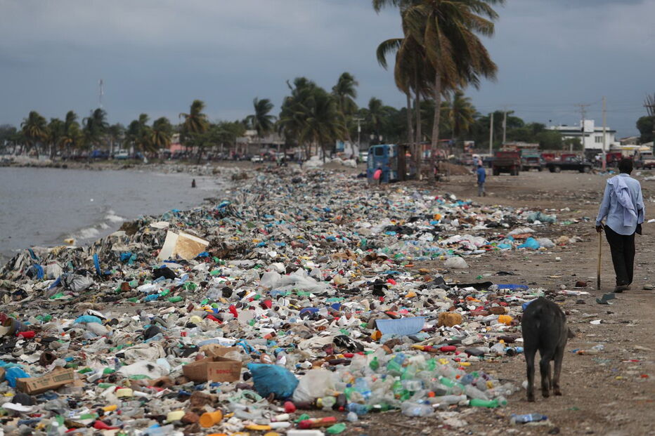 Praia coberta de plástico nas Caraíbas