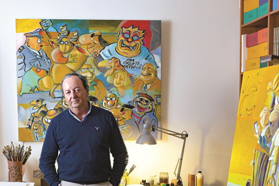 O cartoonista António Maia no seu atelier