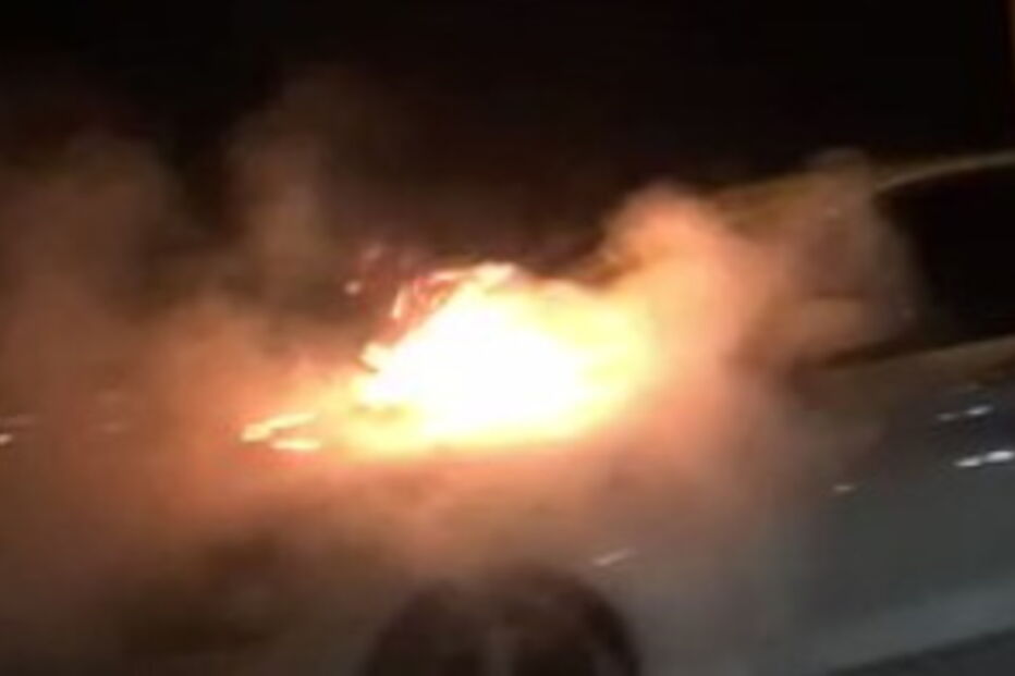 Vídeo mostra carro em chamas na Ponte 25 de Abril