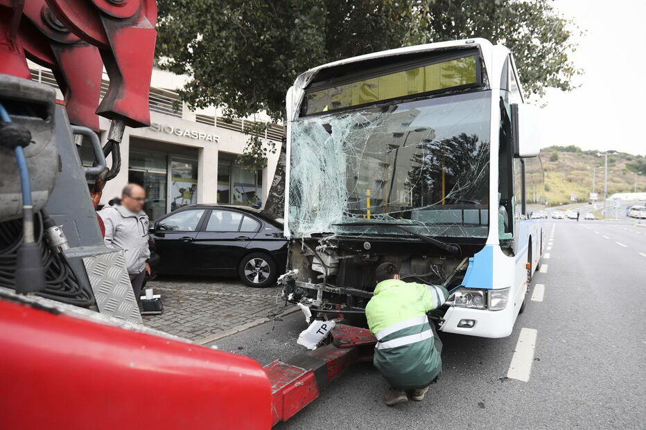 Acidente com cinco veículos faz dois feridos na Avenida Gago Coutinho em Lisboa