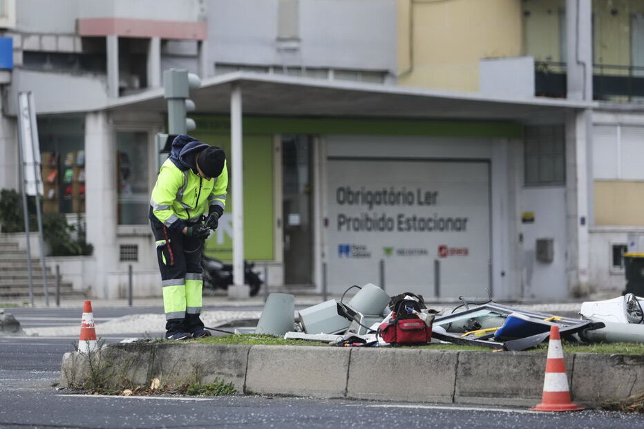Acidente com cinco veículos faz dois feridos na Avenida Gago Coutinho em Lisboa