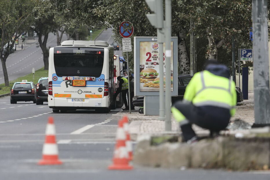 Acidente com cinco veículos faz dois feridos na Avenida Gago Coutinho em Lisboa