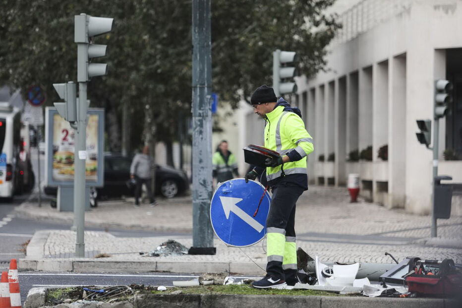 Acidente com cinco veículos faz dois feridos na Avenida Gago Coutinho em Lisboa