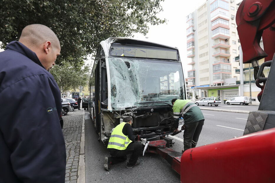 Acidente com cinco veículos faz dois feridos na Avenida Gago Coutinho em Lisboa