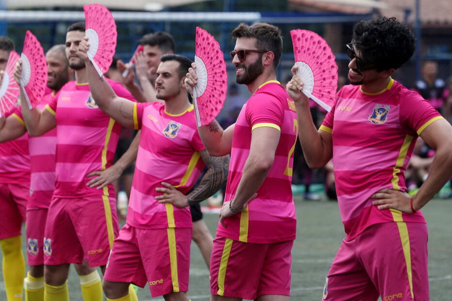 Torneio de futebol reúne centenas de homossexuais no Brasil
