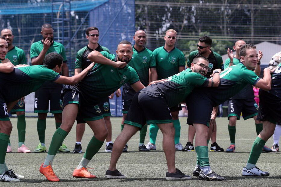Torneio de futebol reúne centenas de homossexuais no Brasil
