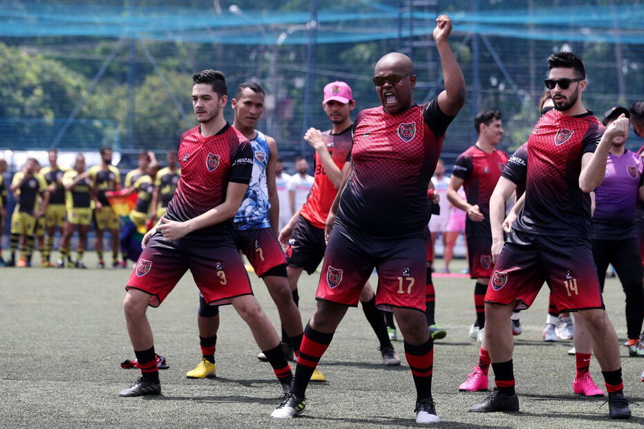 Torneio de futebol reúne centenas de homossexuais no Brasil