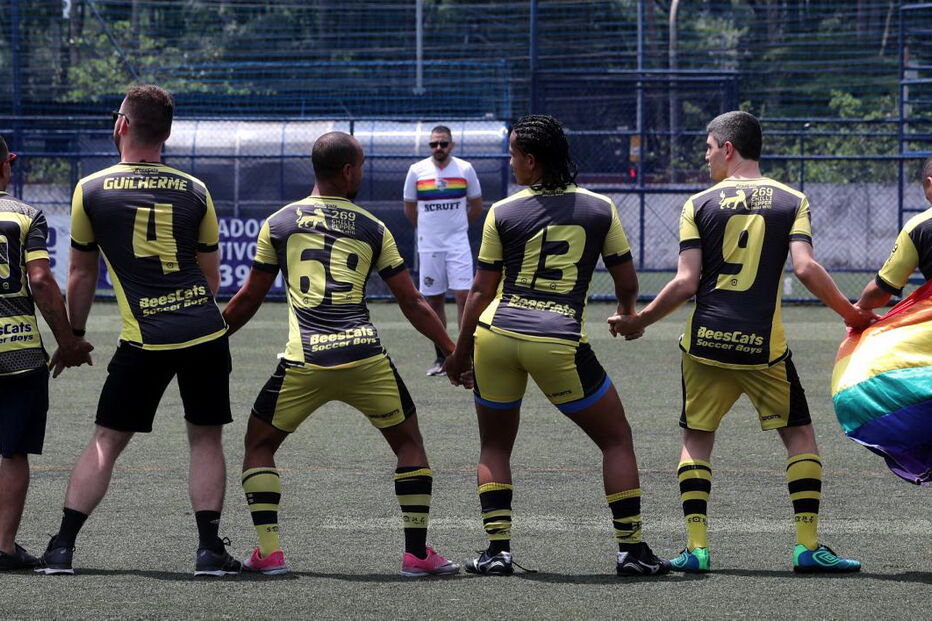 Torneio de futebol reúne centenas de homossexuais no Brasil