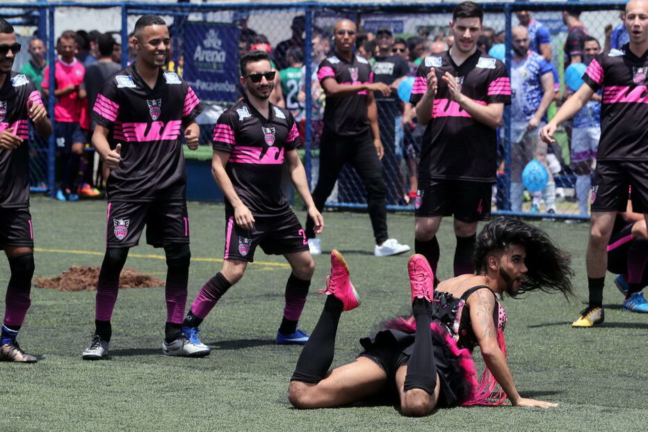Torneio de futebol reúne centenas de homossexuais no Brasil