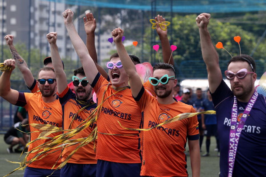 Torneio de futebol reúne centenas de homossexuais no Brasil