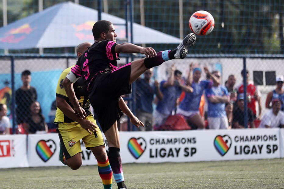 Torneio de futebol reúne centenas de homossexuais no Brasil